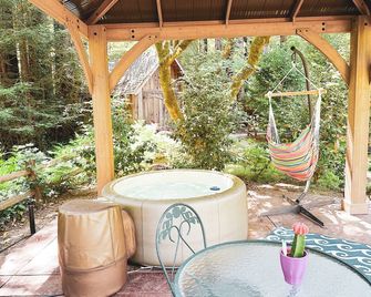 The Coastal Redwood Cabin - Hot tub, private creek! Dog OK! - Soquel - Patio