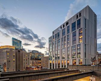 Modern Back Bay 1br w/ w/d & gym, nr Boston Common, by Blueground - בוסטון - בניין