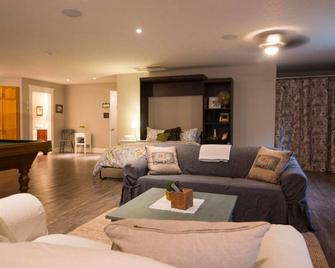 Awaken To Natures Beauty At Whispering Pines Retreat! - St. Marys - Living room