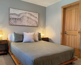 Hidden Cabin Retreat with Hot Tub in Lost City, WV - Lost City - Bedroom