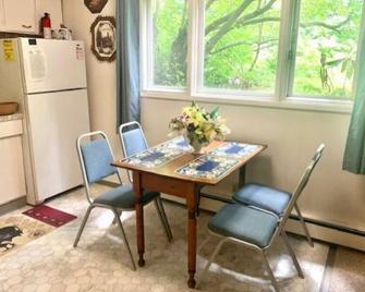 Historic Downtown 2BR large Apt near Ocean - Anchorage - Comedor