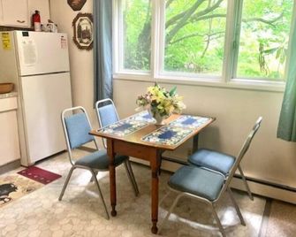 Historic Downtown 2BR large Apt near Ocean - انتشوراج - غرفة طعام