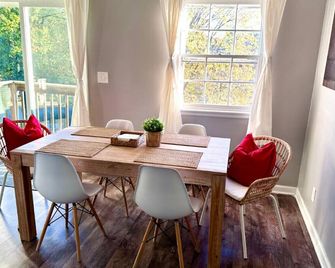 2BR Downtown Yorkville Apt by Fox River - Yorkville - Comedor