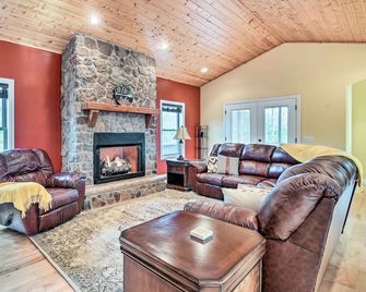 King Suite Haven Near Dale Hollow Lake & Boat Slip - Burkesville - Living room