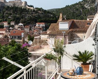 Yukka ComFor city center Hvar apartment with parking - Hvar - Balcón