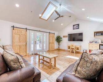 #4 Cottage Like Suite with Private Hot Tub - Bass Lake - Living room