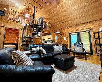 Cabin . Fire Pit . Pet Friendly and .5 Acre - Saluda - Вітальня