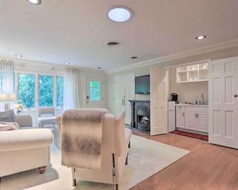 Quiet Getaway with Deck 18 Mi to Downtown Baltimore - Cockeysville - Living room