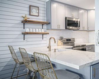 Oceanfront views. Modern renovation in paradise. - Kahului - Bucătărie