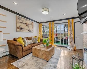Enjoy New Brooklyn apartment with outdoor patio - Brooklyn - Living room