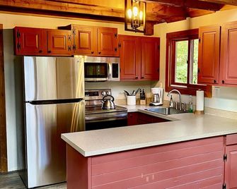 Mountain Chalet with Wifi near Hiking, Golfing, Swimming, Jackson and N Conway - Glen - Kitchen