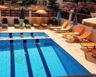 Blue Sky Hotel Apts - Gouves - Piscina