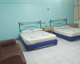 Regency Plaza Tourist Inn - 巴科羅 - 臥室
