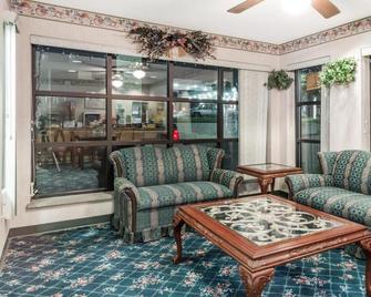 Brentwood Inn & Suites - Suffolk - Living room