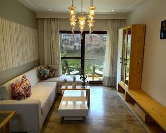 Sojourn By The Lake, Bhimtal - Bhimtal - Living room