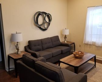 2 bedroom modern cottage best location Ligonier pet friendly available - Ligonier - Sala de estar