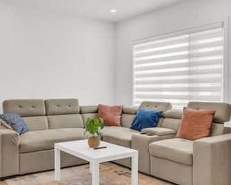 5 Mins to the Falls Brand New Home - Niagara Falls - Living room