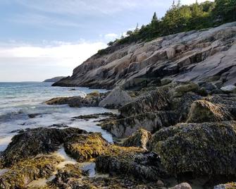 Hidden Retreat Right Next Door - Ellsworth - Beach