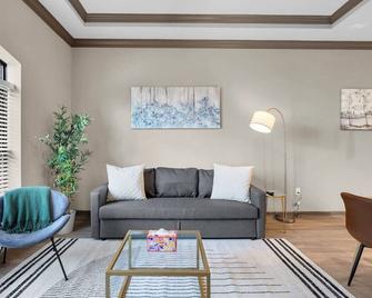 Cozy 1br- Pool,gym,pkng,near Bok Ctr&arts Dstrct - Tulsa - Wohnzimmer