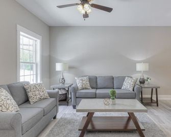 Best Location in Manchester, TN - Manchester - Вітальня