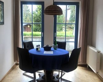 Maison Euba am Zeisigwald - Chemnitz - Dining room