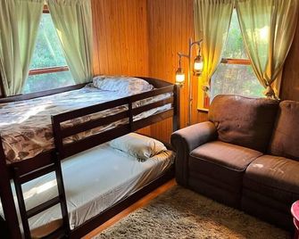 Cozy Cabin with Sauna & Firepit! - Monroe - Habitación