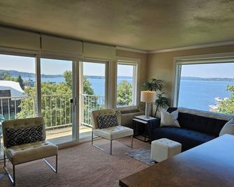 Relaxing View And Walking Distance To Downtown Kirkland! Easy Freeway Access. - Kirkland - Living room