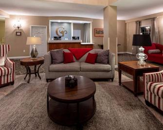 GrandStay Hotel and Suites Ames - Ames - Obývací pokoj