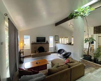 Quiet and comfortable 3 bed room 2 bath home in a great neighborhood - Lompoc