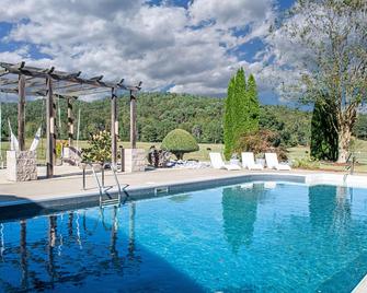 Luxury Farmhouse with History - Anniston - Pileta