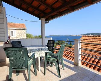 Family friendly apartments with a swimming pool Kuciste - Perna, Peljesac - 10143 - Kučište - Balcón