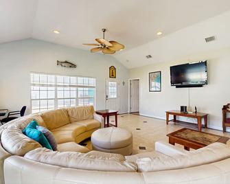 Cozy coastal home with covered porch and boat parking - dog-friendly - Fulton - Living room
