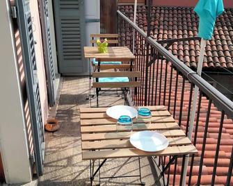 BLUE apartment in historic center with balcony to relax in - Cannobio - Balcony