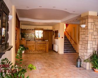 Hotel Klonos - Kyriakos Klonos - Aegina - Front desk
