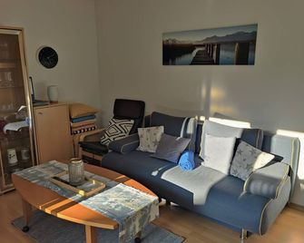 Vacation apartment Sinterhauf in Haus Bergblick, sep. Bedroom, balcony, 50 sqm - Prien am Chiemsee - Wohnzimmer