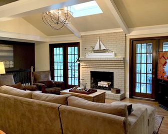 Stunning open plan huge kitchen on lake games rm bar firepit restaurants 4 beds - Roswell - Living room