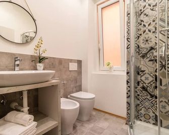 Elegante 8 posti vicino alla stazione - Grey e Blu - Trieste - Baño