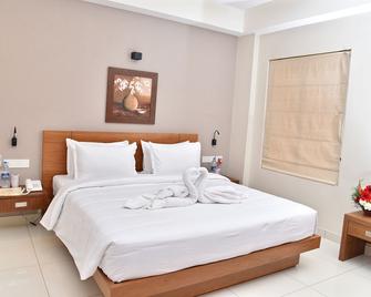 Navaratna Inn A Luxury Hotel - Thalassery - Bedroom