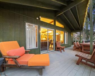 Tahquitz Chalet: Pet Friendly, Retro Chic Cabin with Lily Rock Views - Palm Springs