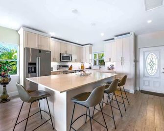 Lux 3Bdr Penthouse Condo on Idyllic Spotts Beach - Bodden Town