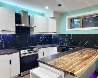 Charming & Compact Retreat - Saint Albert - Kitchen