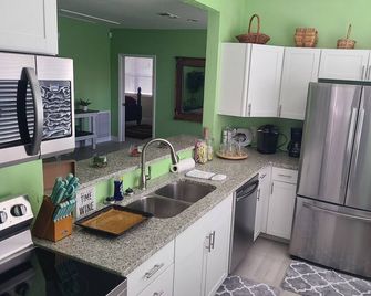 Newly Renovated 3 bedroom home close to springs, eateries, markets, and downtown - Branford - Kitchen
