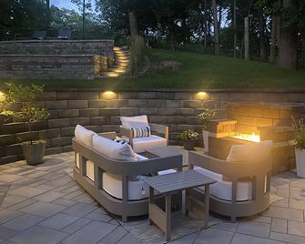Modern Shorewood Hills Home - Madison - Patio