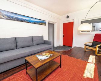 Heliotrope Hotel - Bellingham - Living room