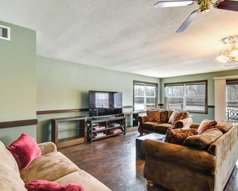 Riverfront Cabin Near Dtwn Pella w/ Game Room! - Pella - Huiskamer
