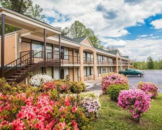 Econo Lodge Inn & Suites - Pilot Mountain - Edificio