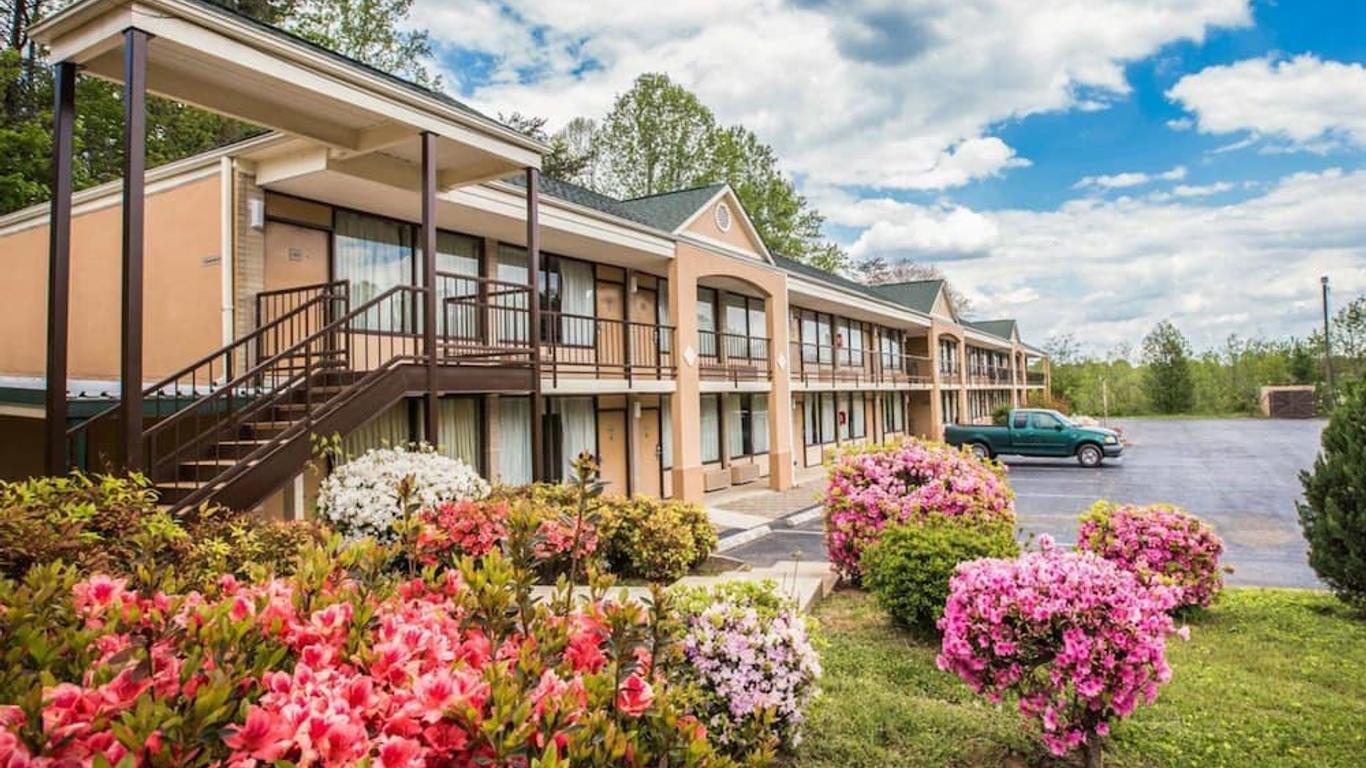 Econo Lodge Inn & Suites