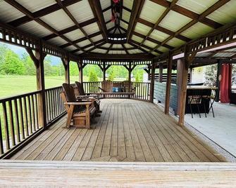 Sunshine Escape: Spacious 6-BDR Home w/ Patio, Fire Pit & 2 Miles to Marina - Monticello - Patio