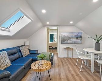 Your Boston Retreat on the Third Floor - Boston - Living room