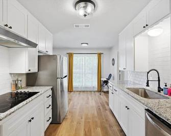 3-Bd 2-Ba Tranquil Rural Retreat - Perfect For 6 - Sherman - Kitchen
